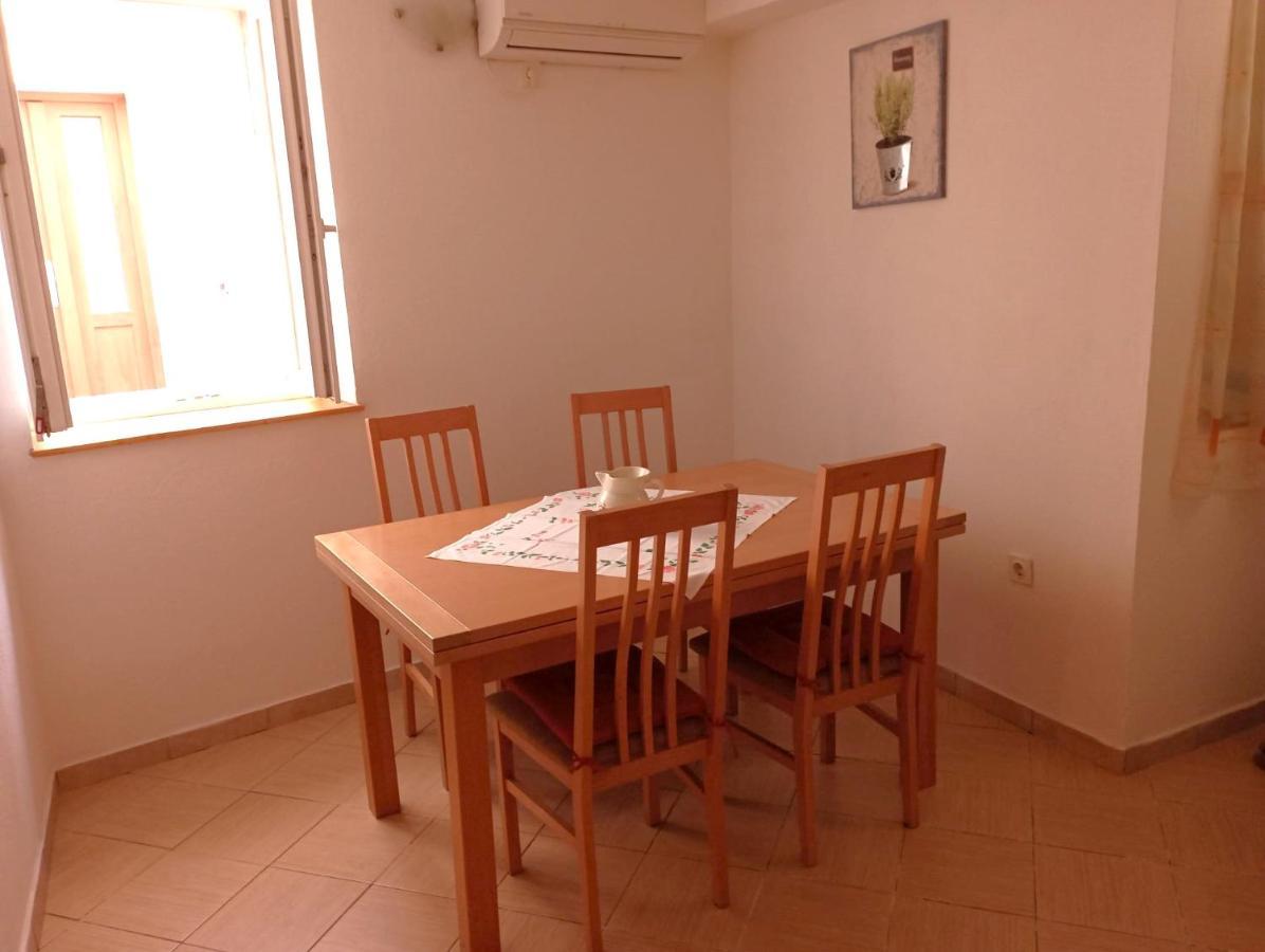 Ana Apartments Vis Luaran gambar