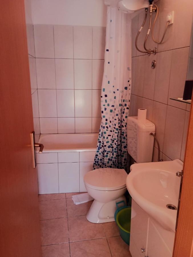 Ana Apartments Vis Luaran gambar