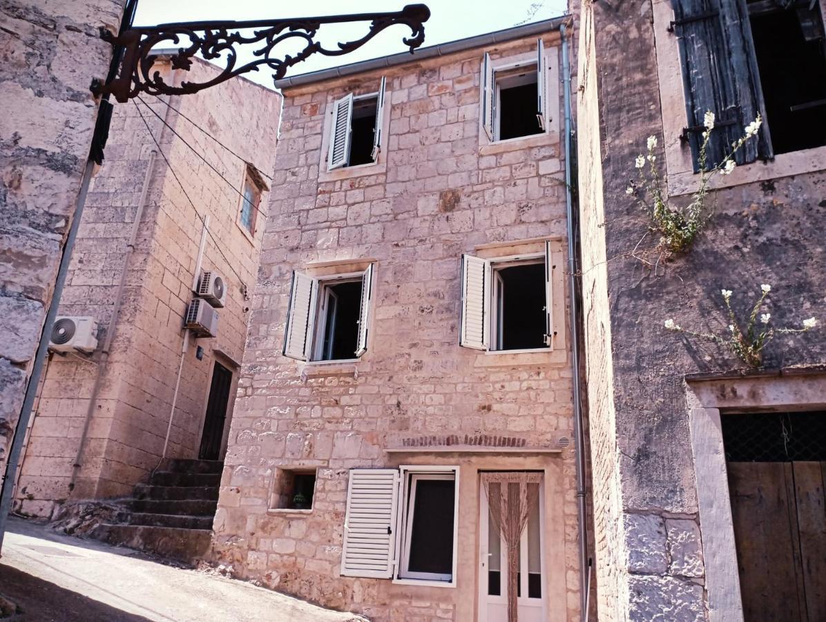 Ana Apartments Vis Luaran gambar