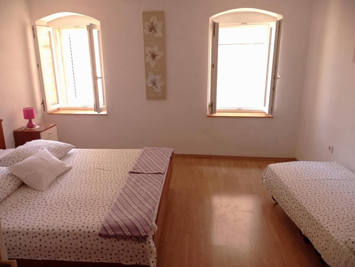 Ana Apartments Vis Luaran gambar