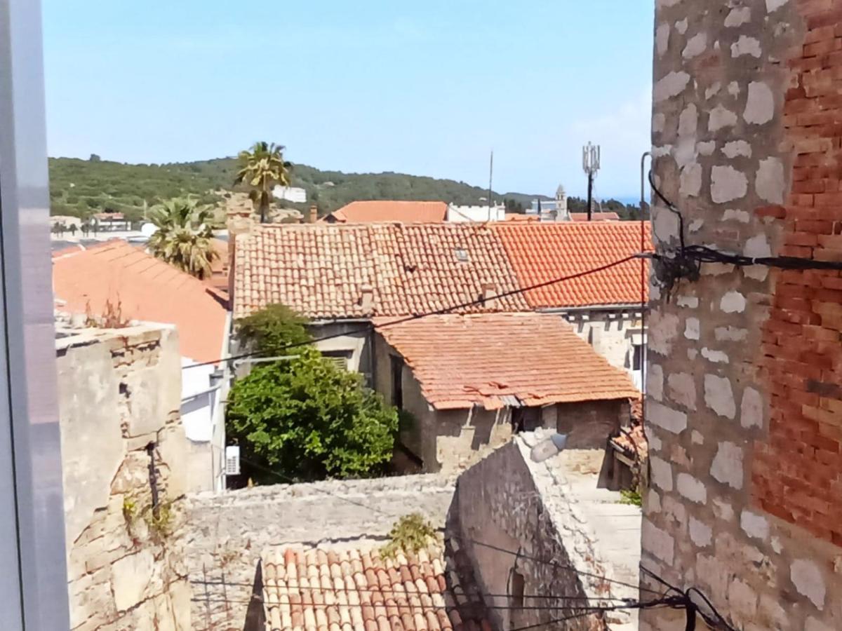 Ana Apartments Vis Luaran gambar
